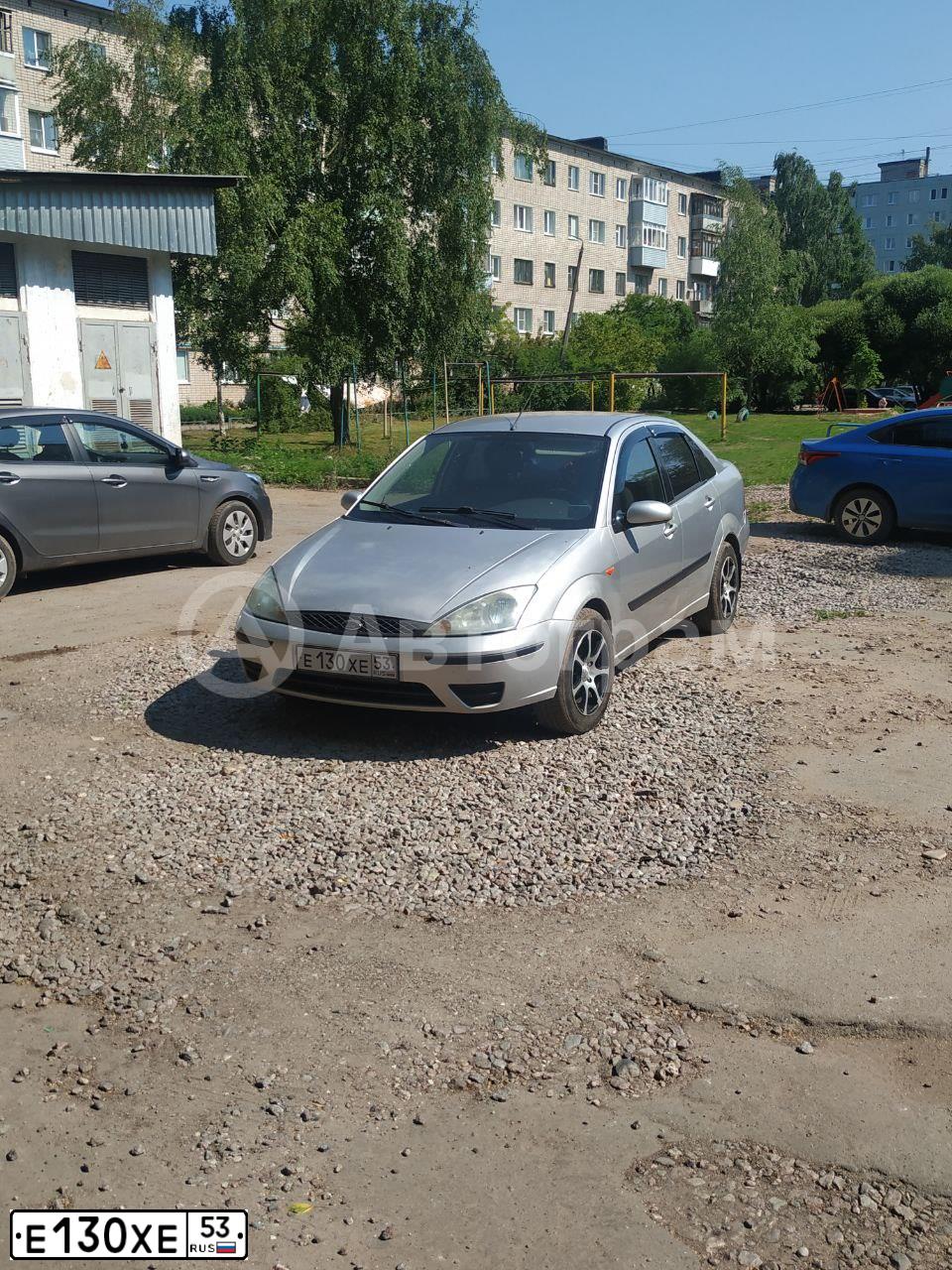 Фото автомобиля FORD FOCUS, 2004 — госномер Е130ХЕ53. Цвет: СЕРЫЙ
