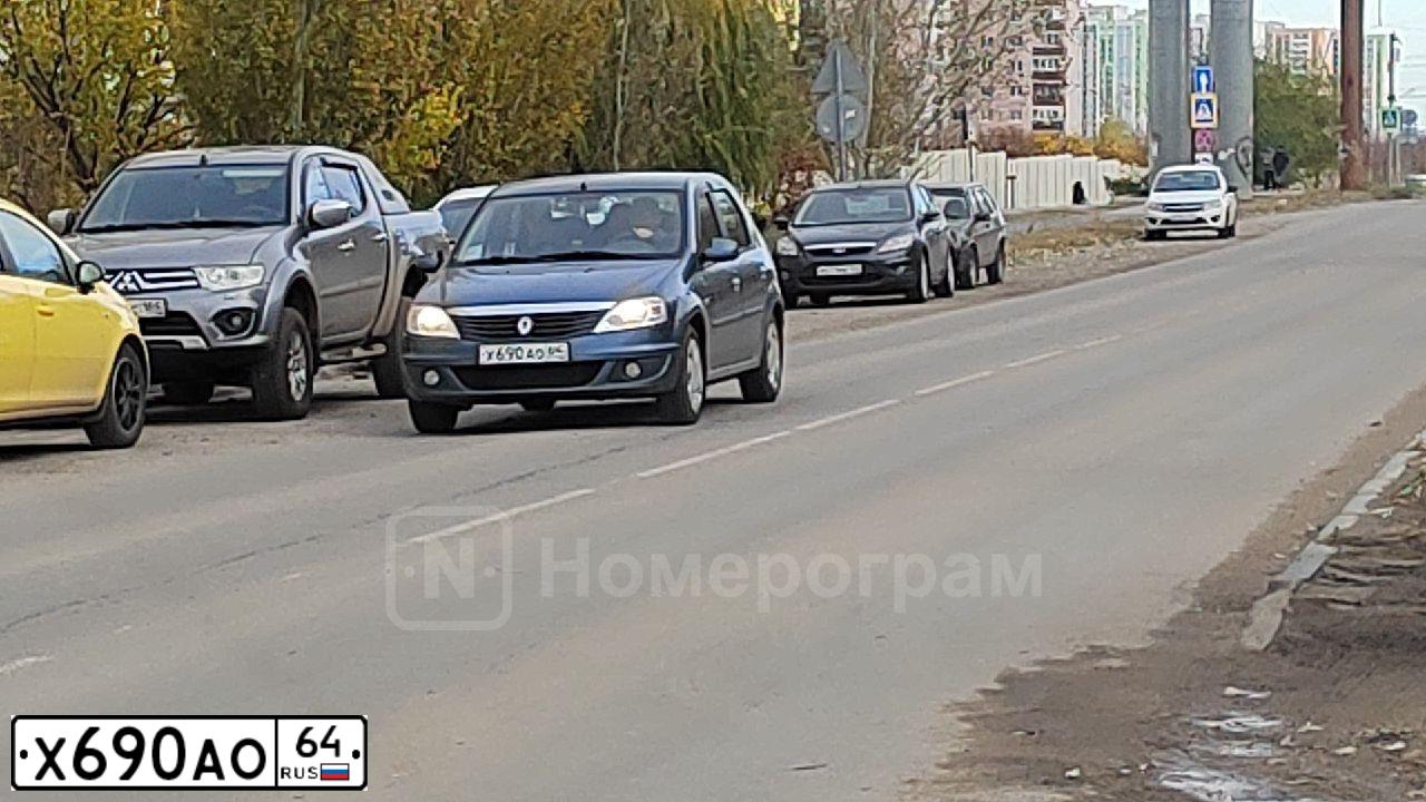Фото автомобиля RENAULT LOGAN, 2010 — госномер Х690АО64. Цвет: СИНИЙ