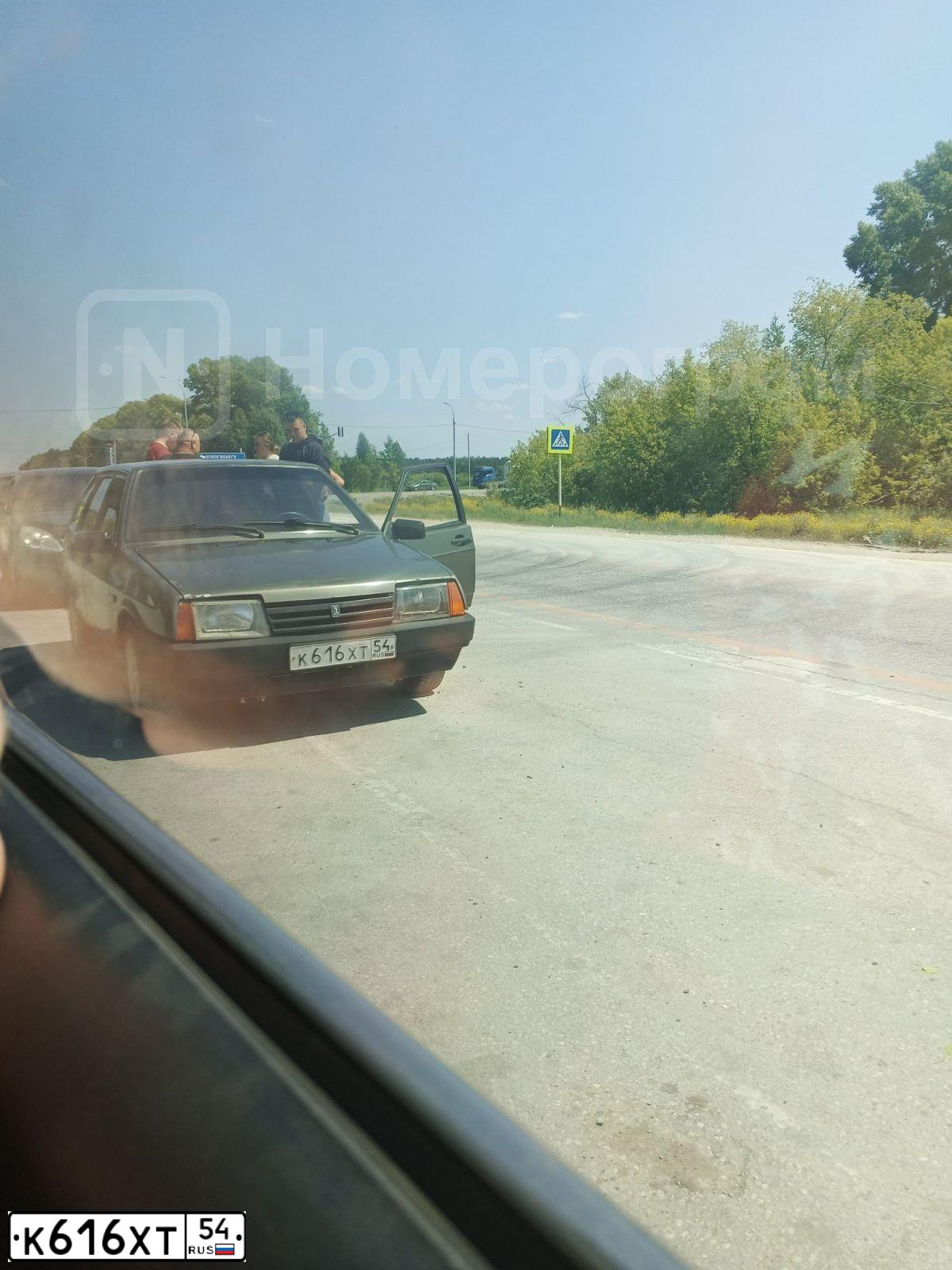 Фото автомобиля LADA 2109 SAMARA, 2000 — госномер К616ХТ54. Цвет: СЕРЕБРИСТЫЙ СЕРО-ЗЕЛЕНЫЙ
