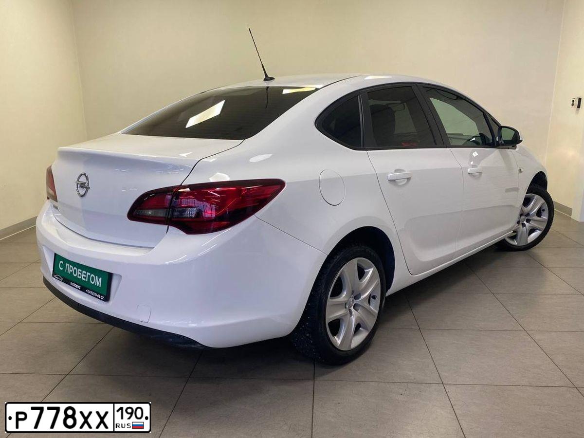 Фото автомобиля OPEL ASTRA, 2012 — госномер Р212НР136. Цвет: Белый