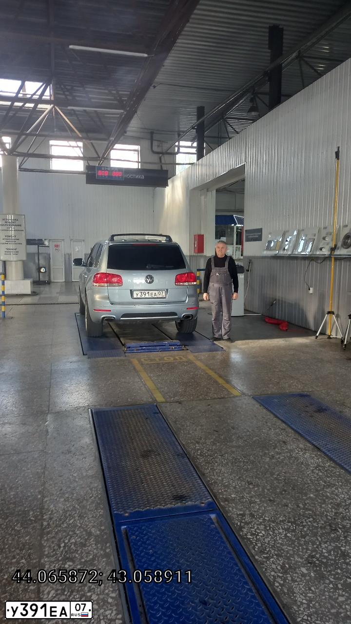 Фото автомобиля VOLKSWAGEN TOUAREG, 2005 — госномер Т505ВТ07. Цвет: ГОЛУБОЙ