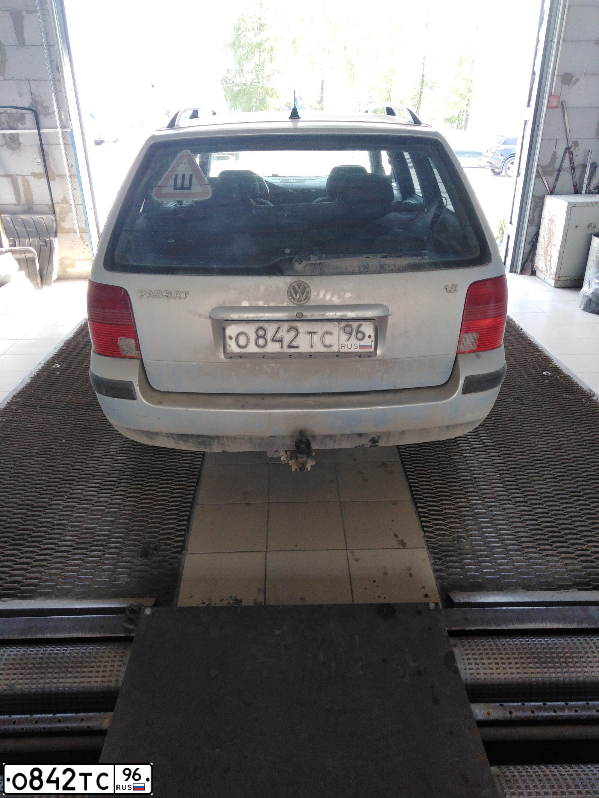 Фото автомобиля VOLKSWAGEN PASSAT, 1998 — госномер Т470РР196. Цвет: СЕРЫЙ