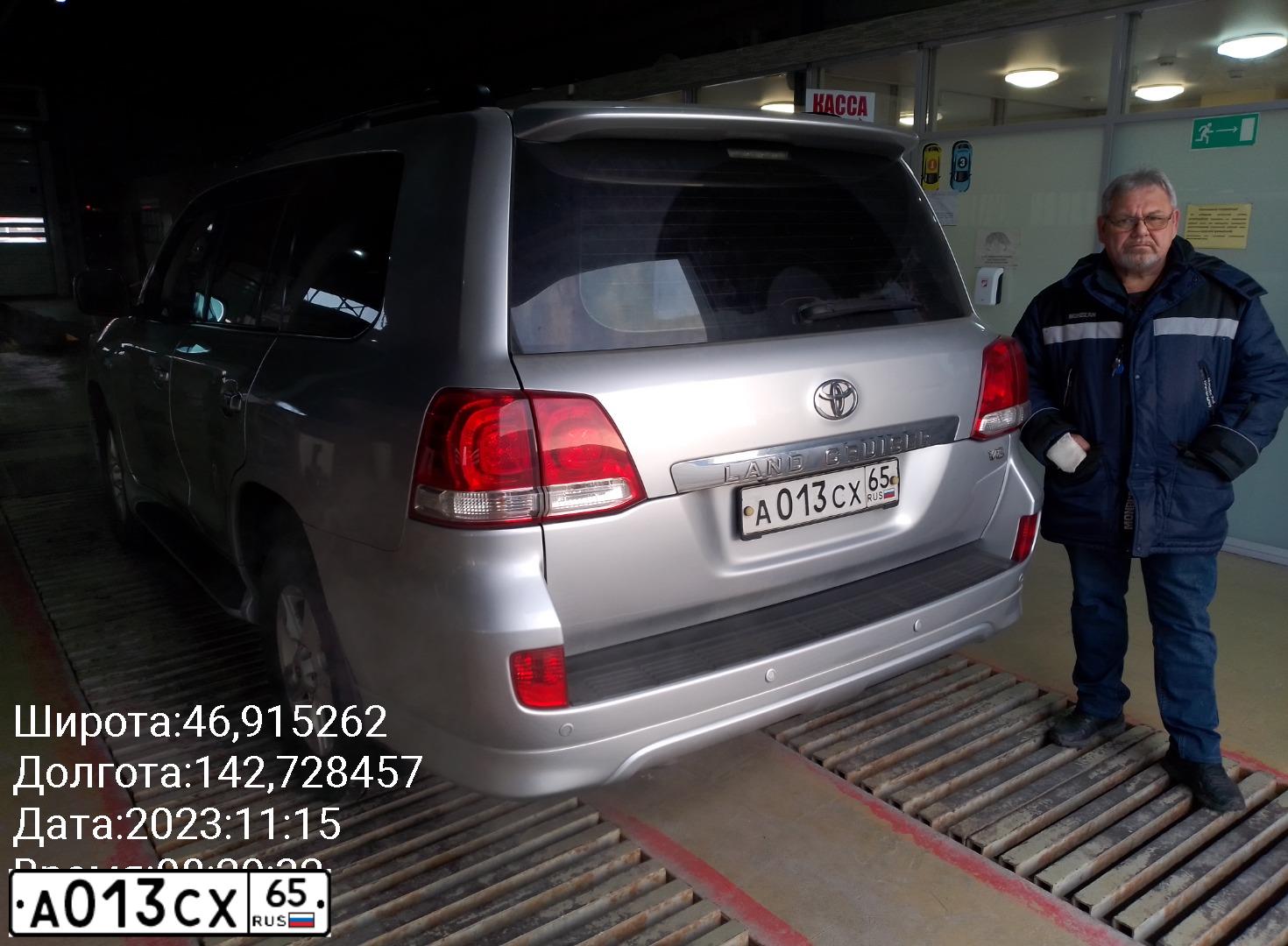 Фото автомобиля TOYOTA LANDCRUISER 200, 2010 — госномер А013СХ65. Цвет: Серебристый