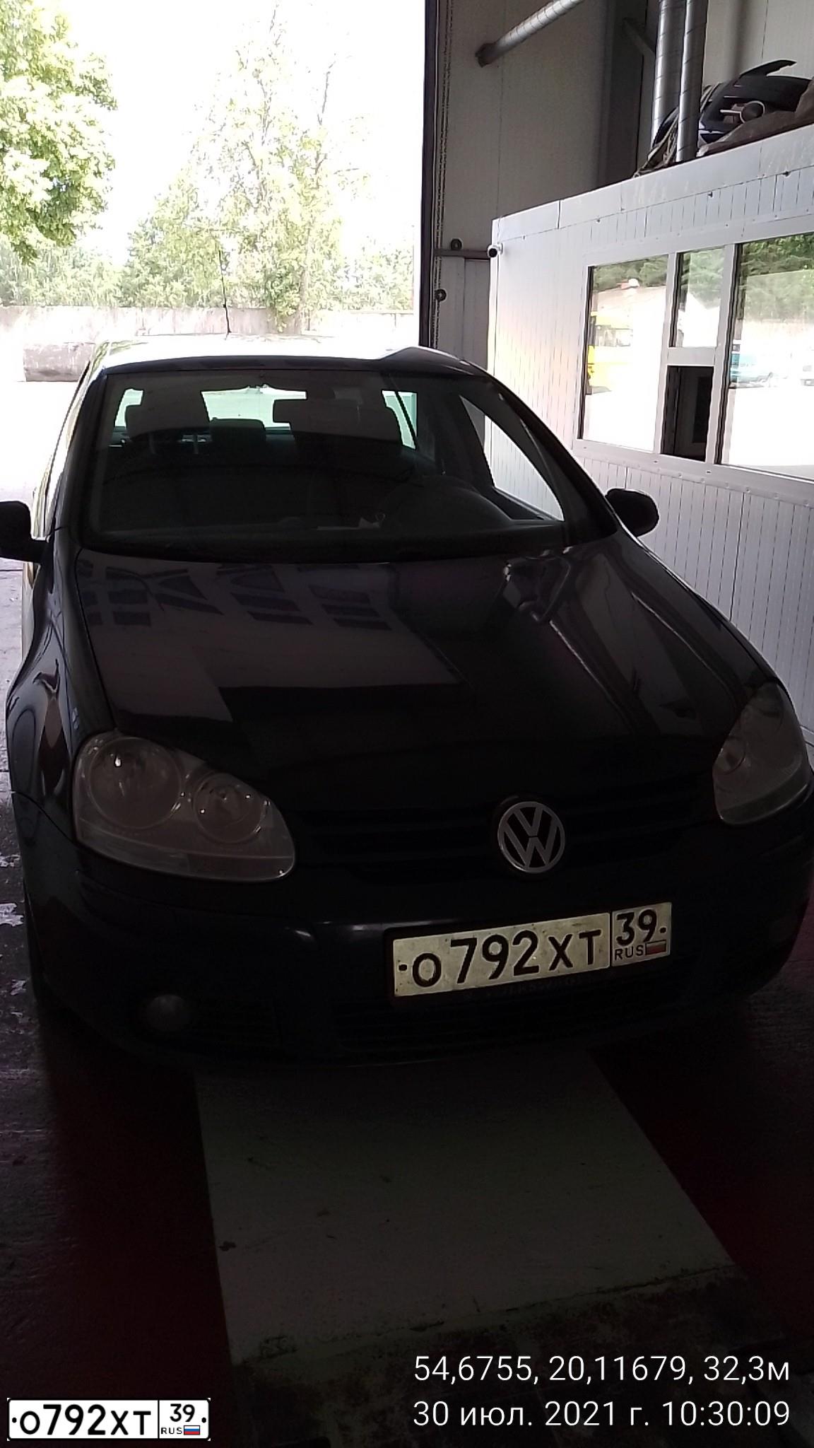 Фото автомобиля VOLKSWAGEN GOLF, 2007 — госномер О792ХТ39. Цвет: СИНИЙ