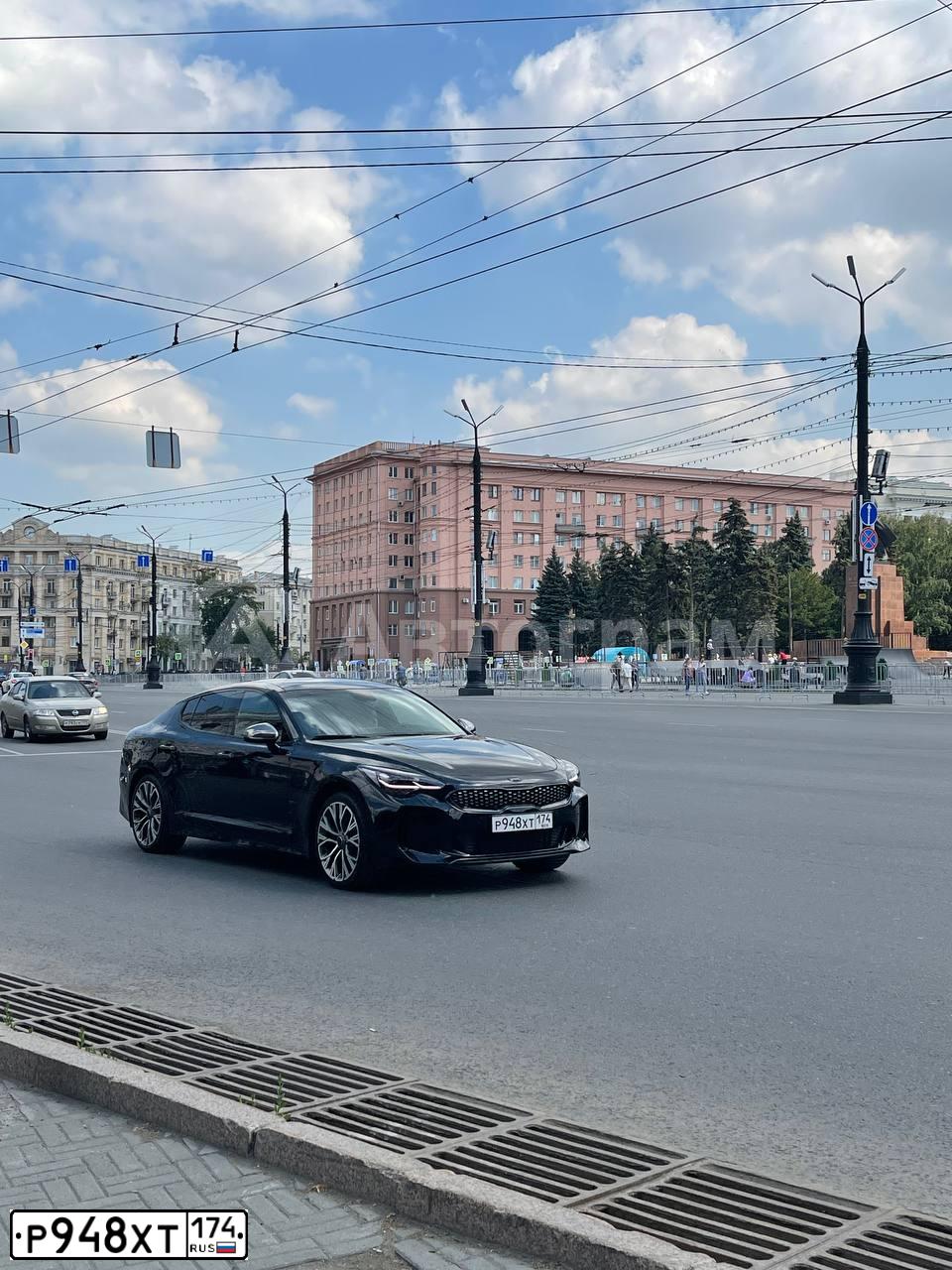 Фото автомобиля KIA STINGER, 2018 — госномер Р948ХТ174. Цвет: черный