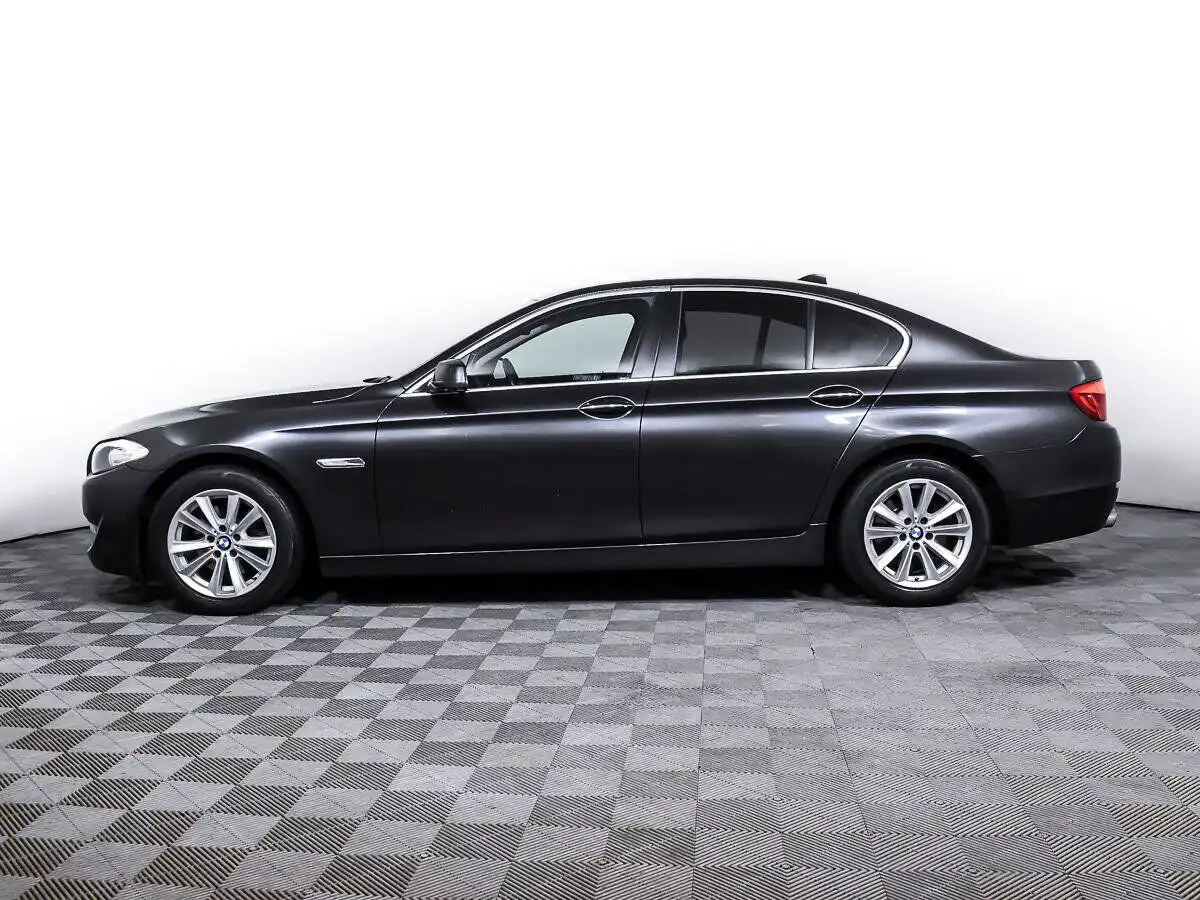 Фото автомобиля BMW 528I, 2010 — госномер М823ЕР550. Цвет: СЕРЫЙ ТЕМНЫЙ