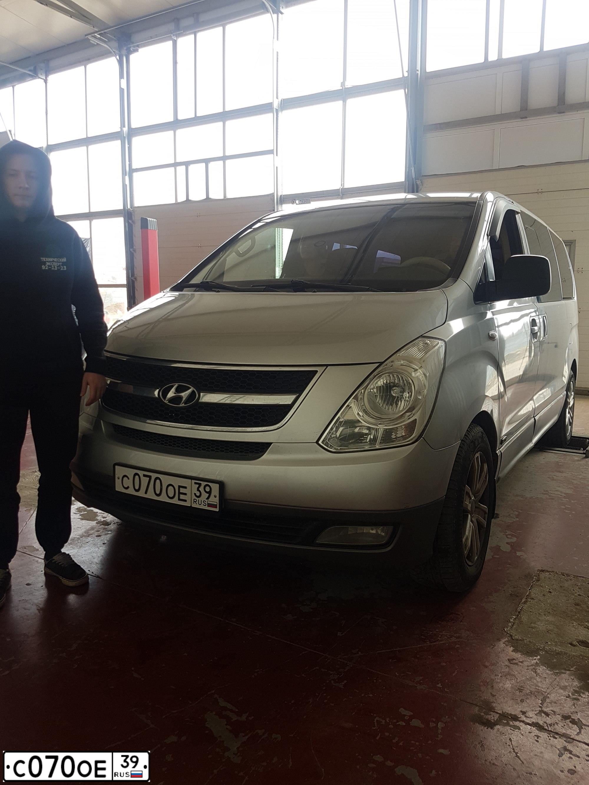 Фото автомобиля HYUNDAI GRAND STAREX, 2008 — госномер С070ОЕ39. Цвет: серый,темно-серый