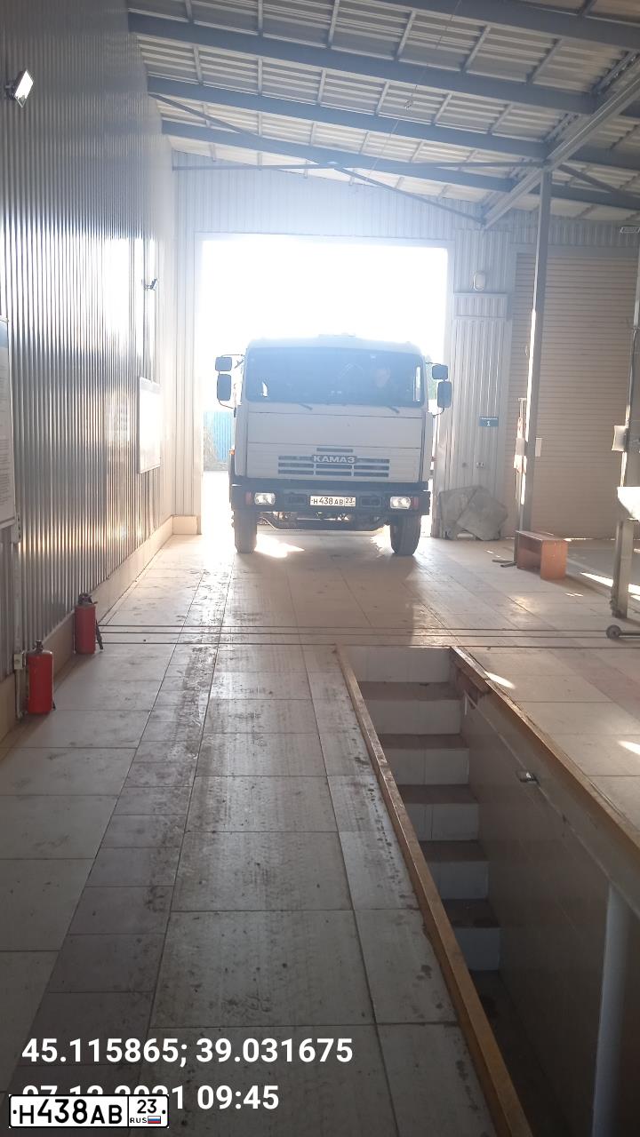 Фото автомобиля KAMAZ 53215 /6X4/, 2003 — госномер Н438АВ23. Цвет: СВЕТЛО-ДЫМЧАТЫЙ