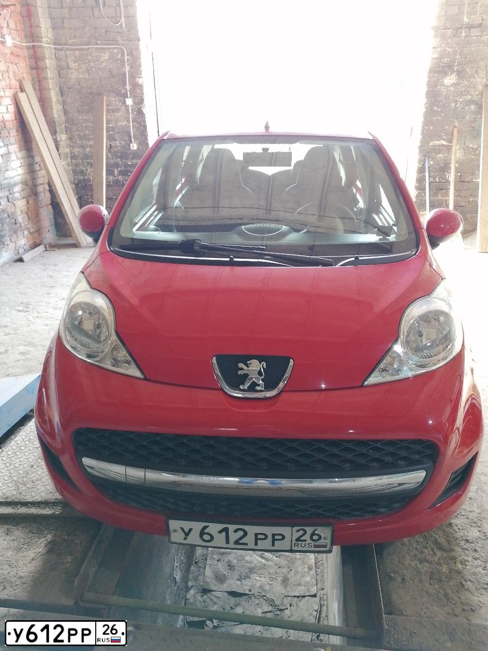 Фото автомобиля PEUGEOT T 107, 2011 — госномер У512РР26. Цвет: КРАСНЫЙ