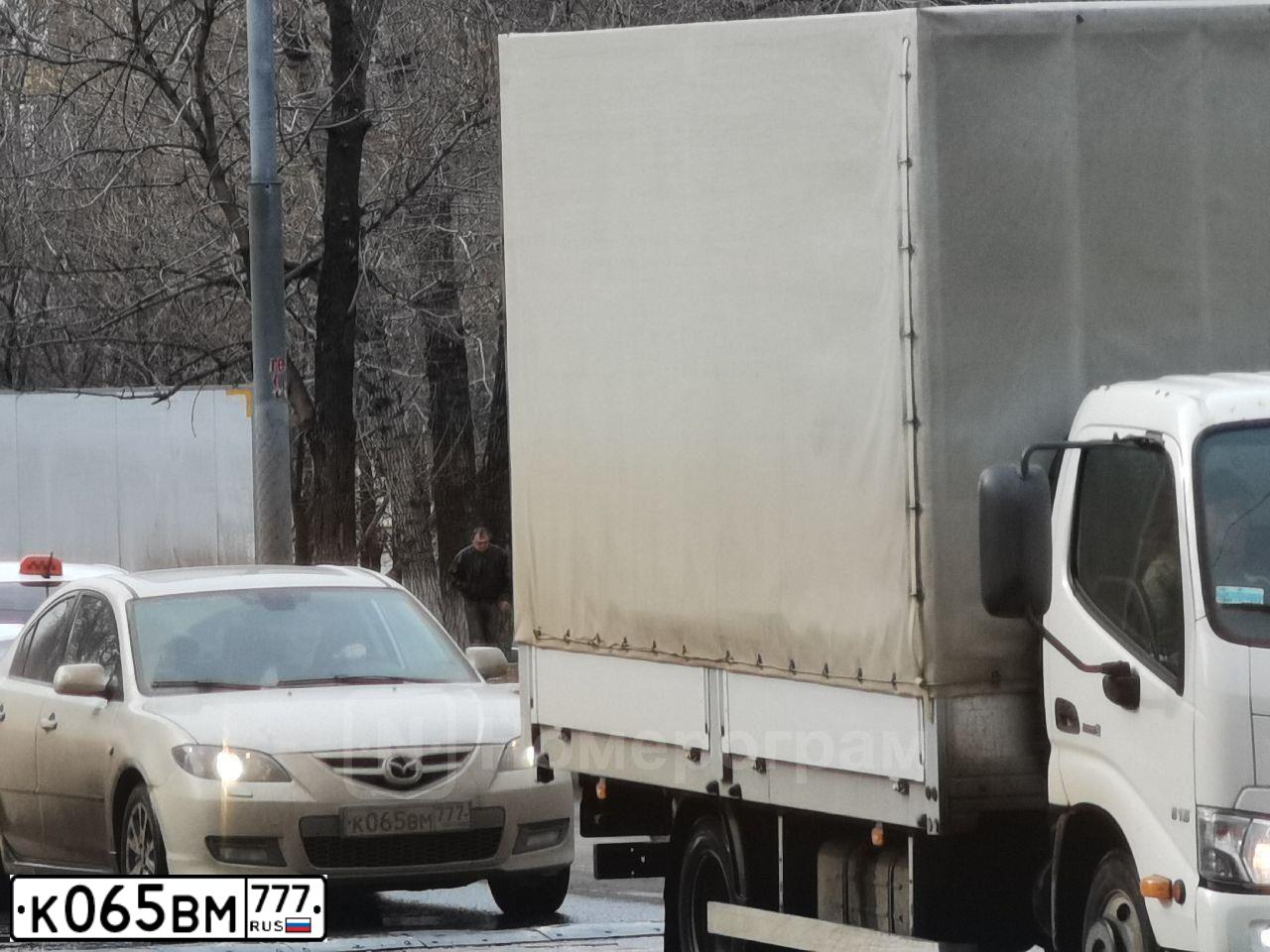 Фото автомобиля MAZDA 3, 2008 — госномер Т523УК33. Цвет: СЕРО-ЗОЛОТИСТЫЙ