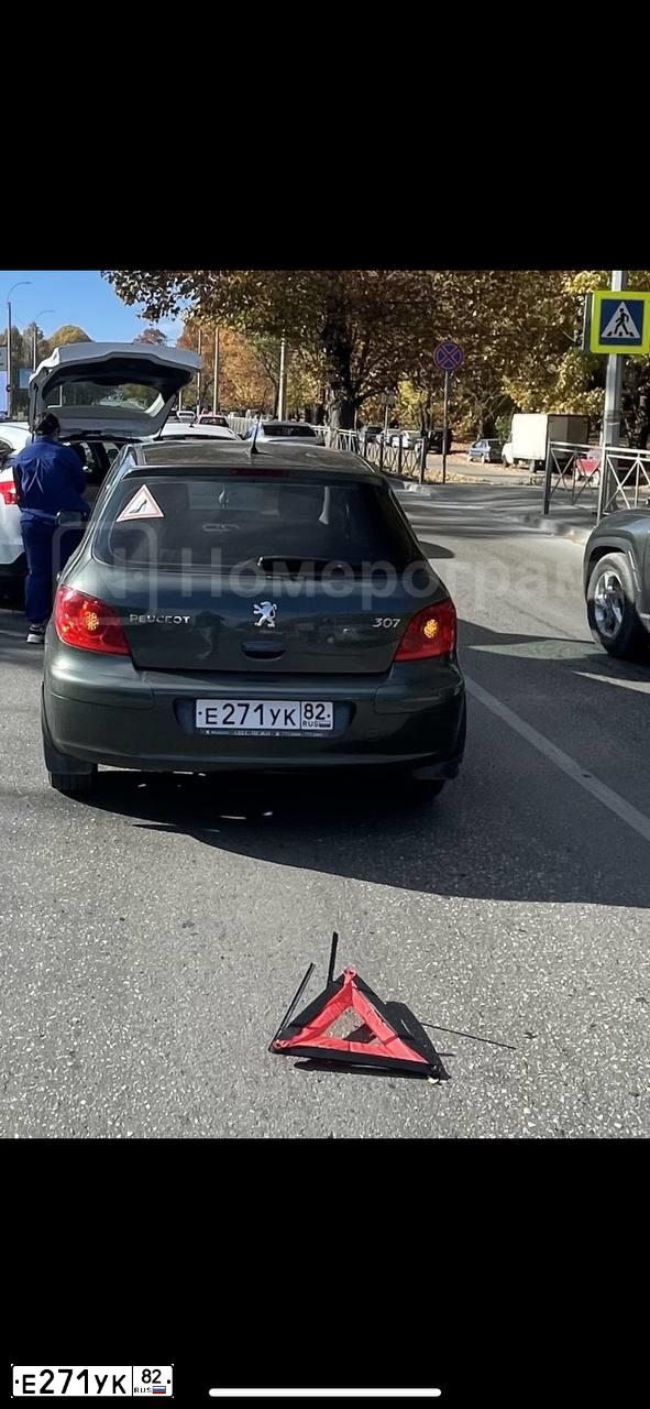 Фото автомобиля PEUGEOT 307, 2007 — госномер Е271УК82. Цвет: ЗЕЛЕНЫЙ ТЕМНЫЙ