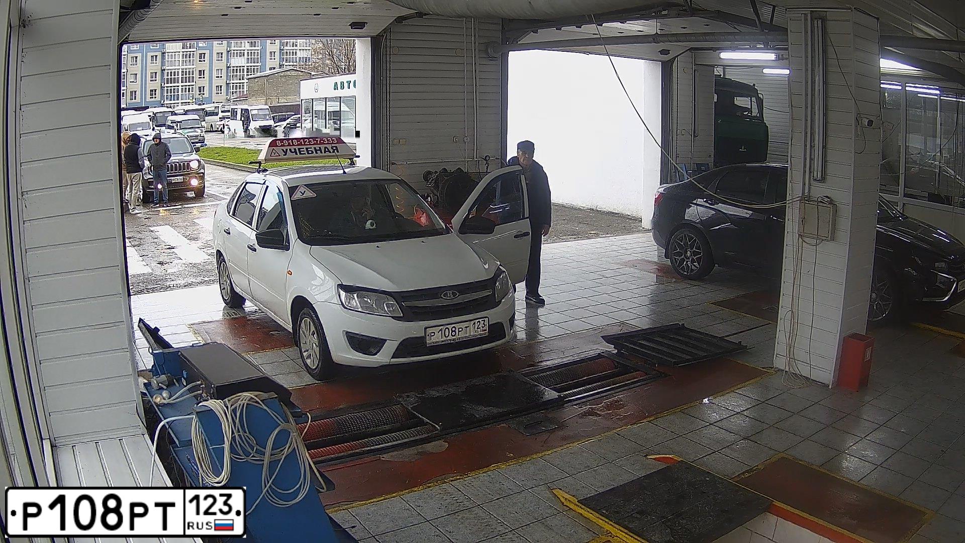 Фото автомобиля LADA 2190 GRANTA, 2016 — госномер Р108РТ123. Цвет: БЕЛЫЙ