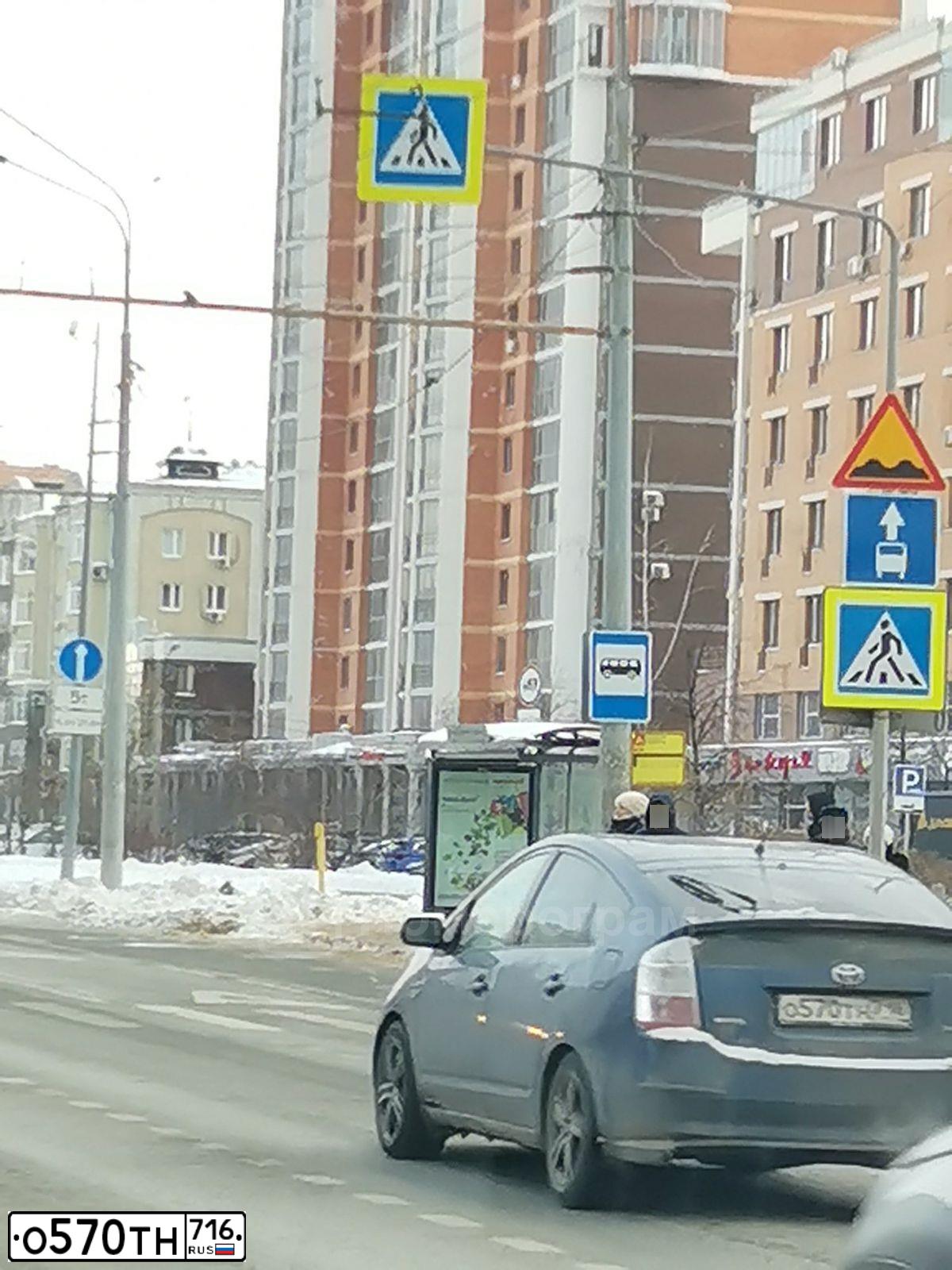 Фото автомобиля TOYOTA PRIUS, 2008 — госномер О570ТН716. Цвет: синий