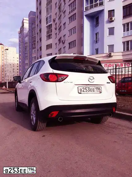 Фото автомобиля MAZDA CX-5, 2014 — госномер Р394АС196. Цвет: Белый
