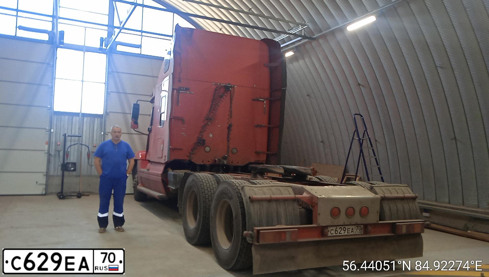 Фото автомобиля FREIGHTLINER FLC-SERIE, 1999 — госномер С629ЕА70. Цвет: КРАСНЫЙ