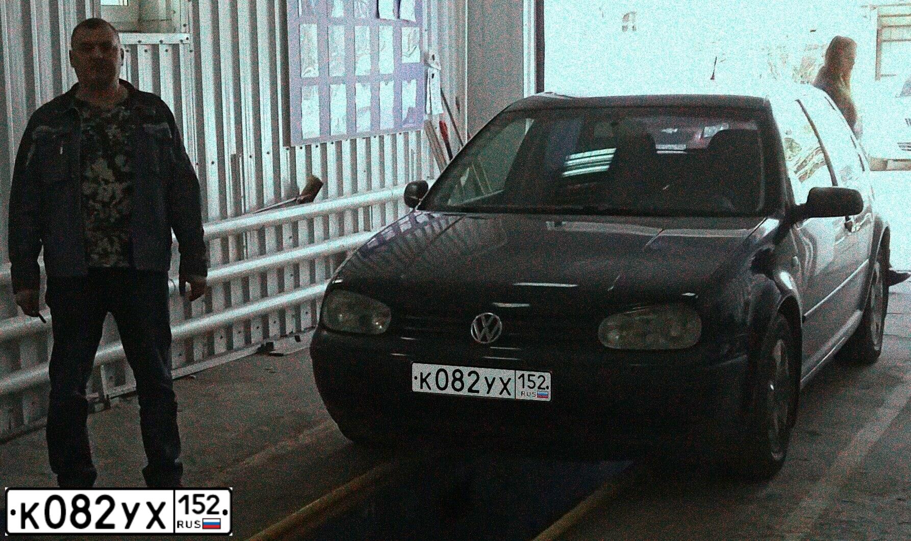 Фото автомобиля VOLKSWAGEN GOLF, 2000 — госномер С330МР52. Цвет: синий