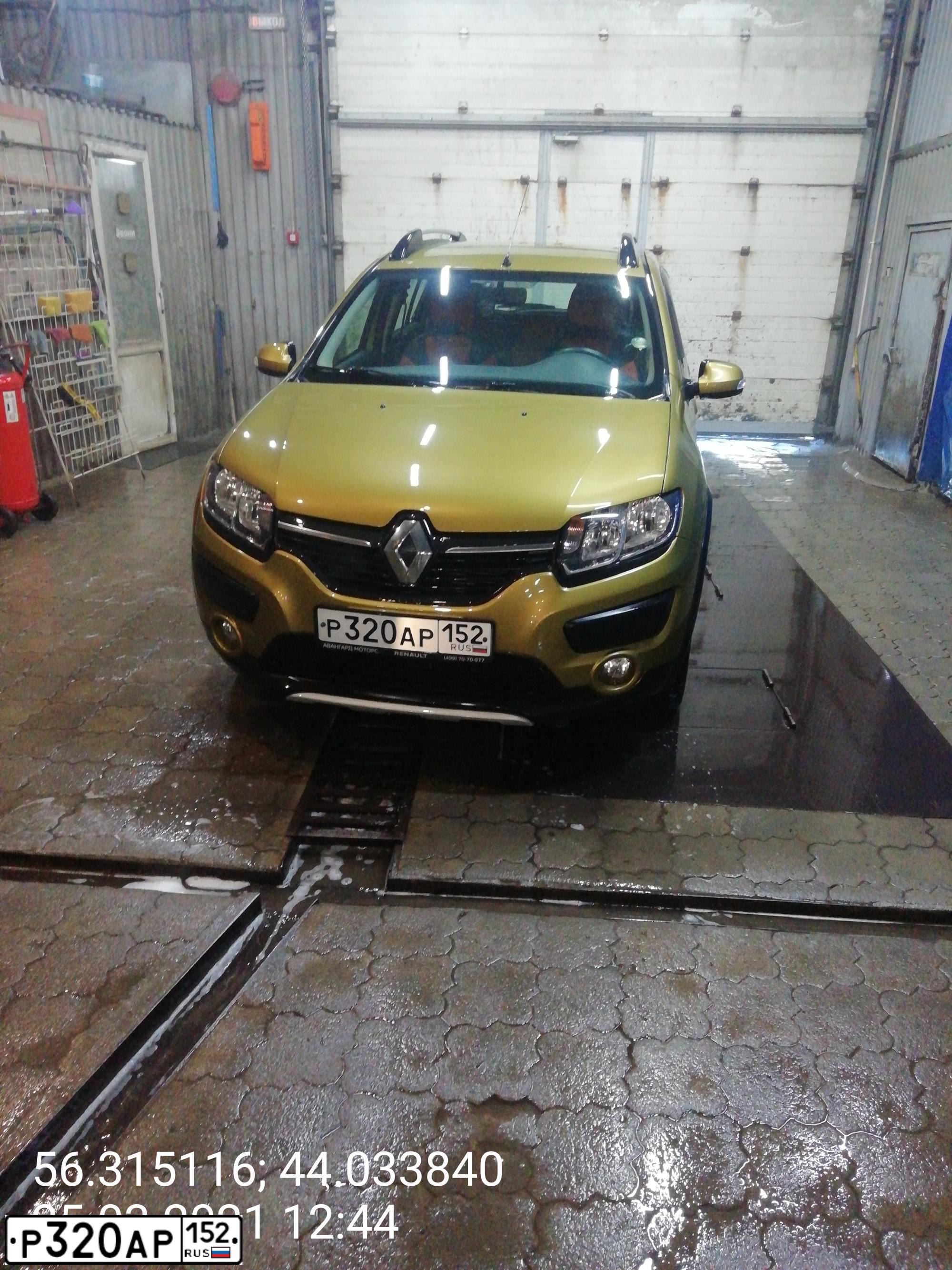 Фото автомобиля RENAULT SANDERO, 2016 — госномер Р320АР152. Цвет: ЗОЛОТИСТО-ЗЕЛЕНЫЙ