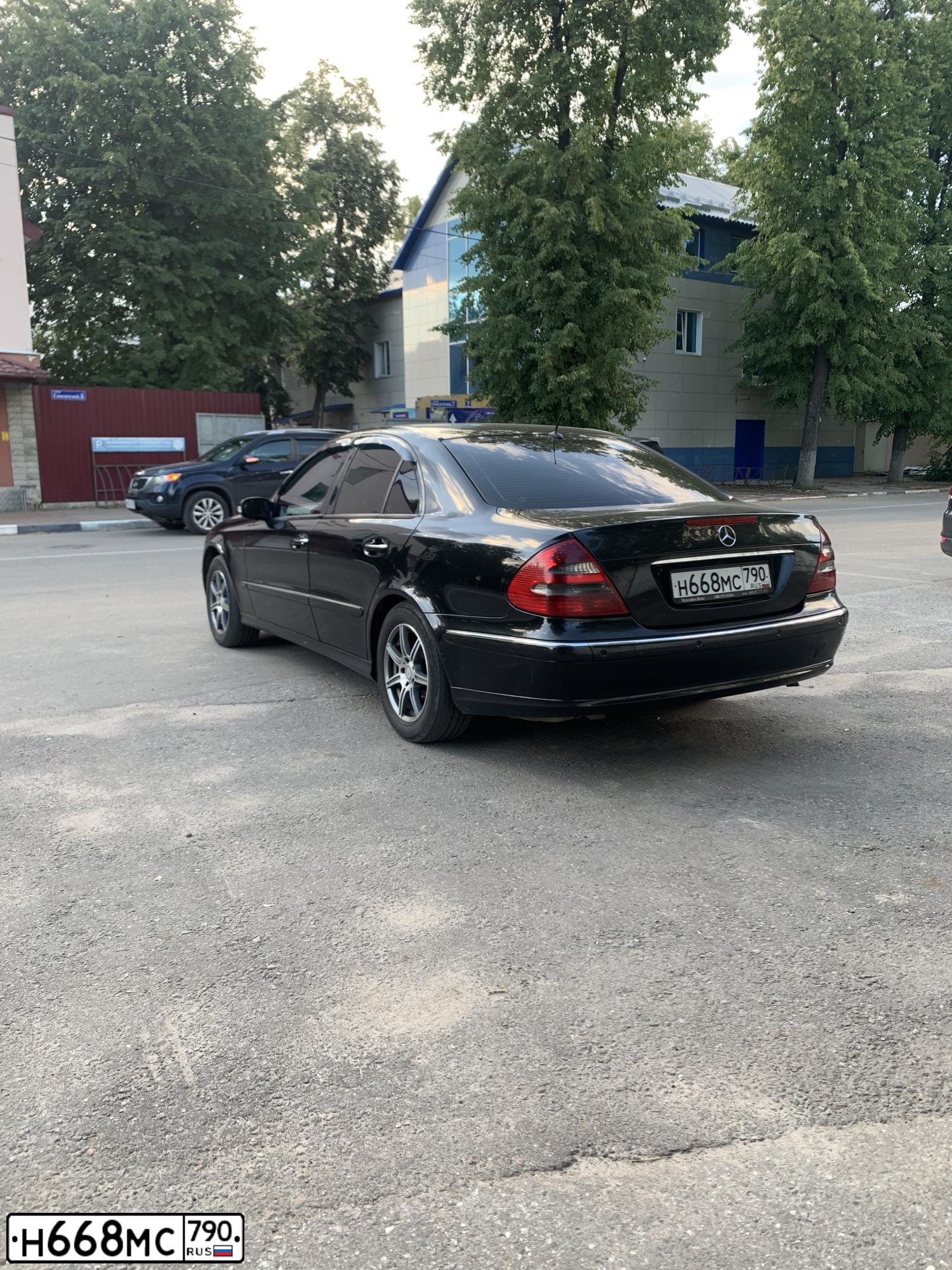 Фото автомобиля MERCEDES E-KLASSE, 2004 — госномер Е747МХ777. Цвет: ЧЕРНЫЙ