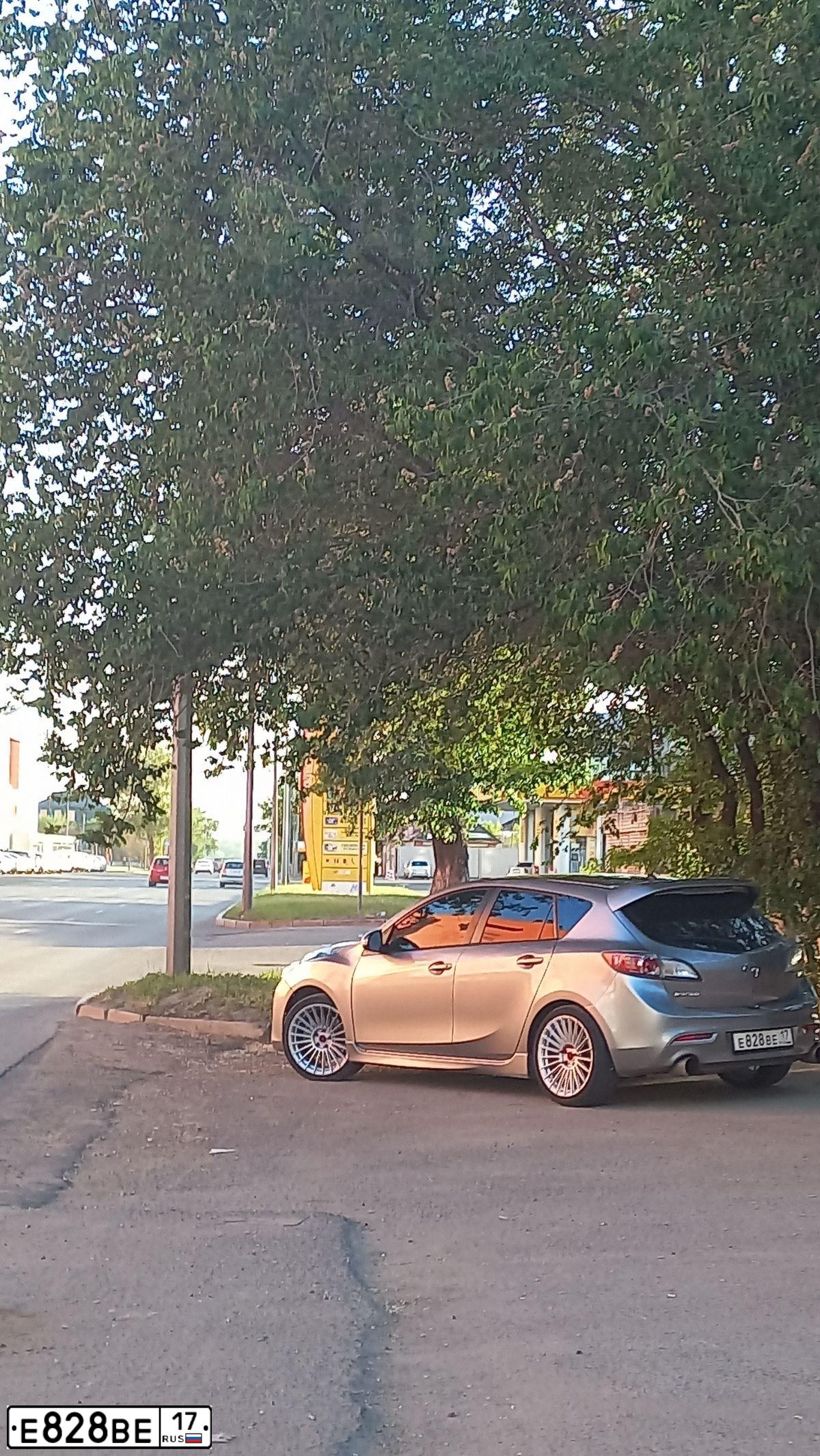 Фото автомобиля MAZDA 3, 2011 — госномер Е828ВЕ17. Цвет: СВЕТЛО-СЕРЫЙ