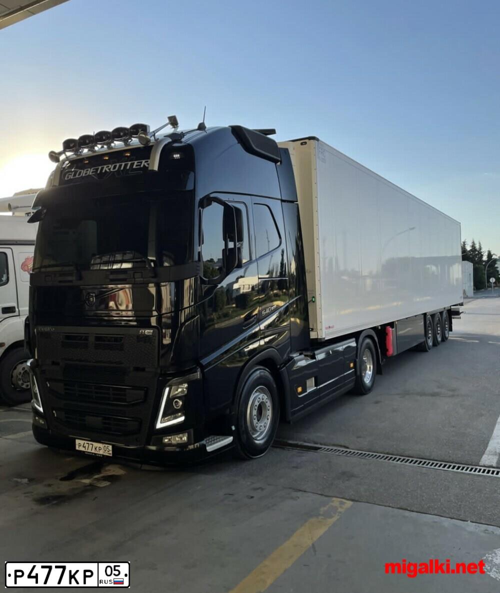 Фото автомобиля VOLVO SERIE FH /4X2/, 2019 — госномер Р477КР05. Цвет: ЧЕРНЫЙ