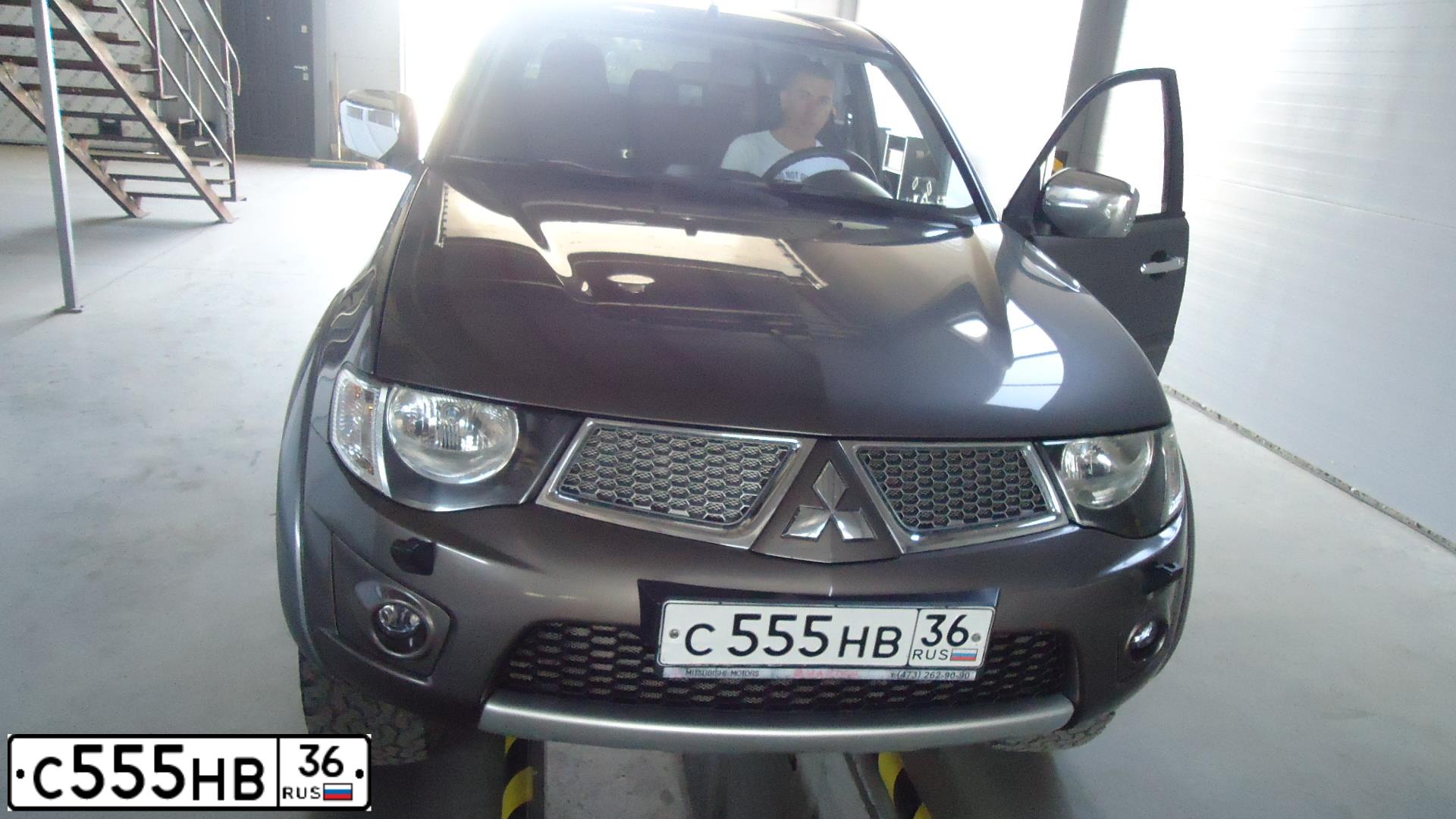Фото автомобиля MITSUBISHI L 200, 2011 — госномер С555НВ36. Цвет: КОРИЧНЕВЫЙ