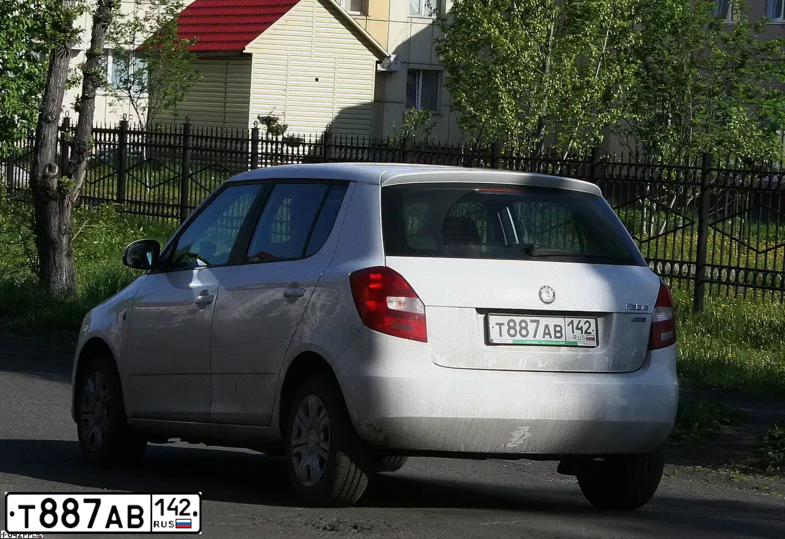 Фото автомобиля SKODA FABIA, 2011 — госномер А474АН155. Цвет: Белый