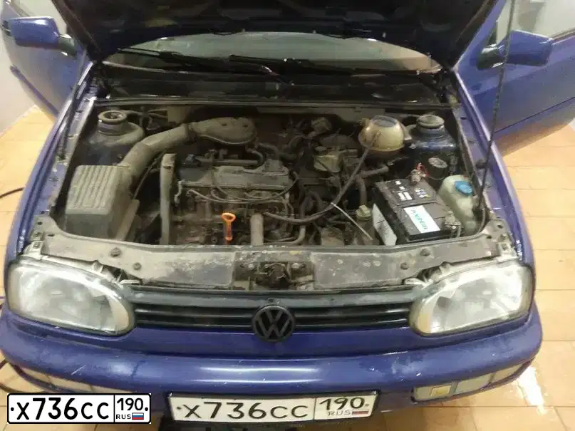 Фото автомобиля VOLKSWAGEN GOLF, 1997 — госномер О763ХР790. Цвет: синий