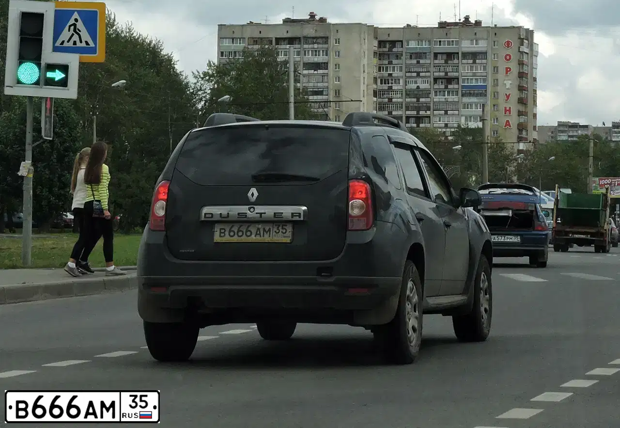 Фото автомобиля TOYOTA AVENSIS, 2004 — госномер Е027КТ35. Цвет: СЕРЕБРИСТЫЙ