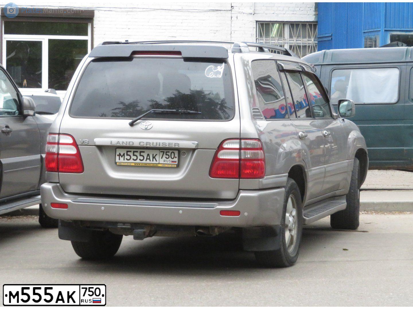 Фото автомобиля TOYOTA LANDCRUISER, 2005 — госномер М555АК750. Цвет: СЕРЫЙ