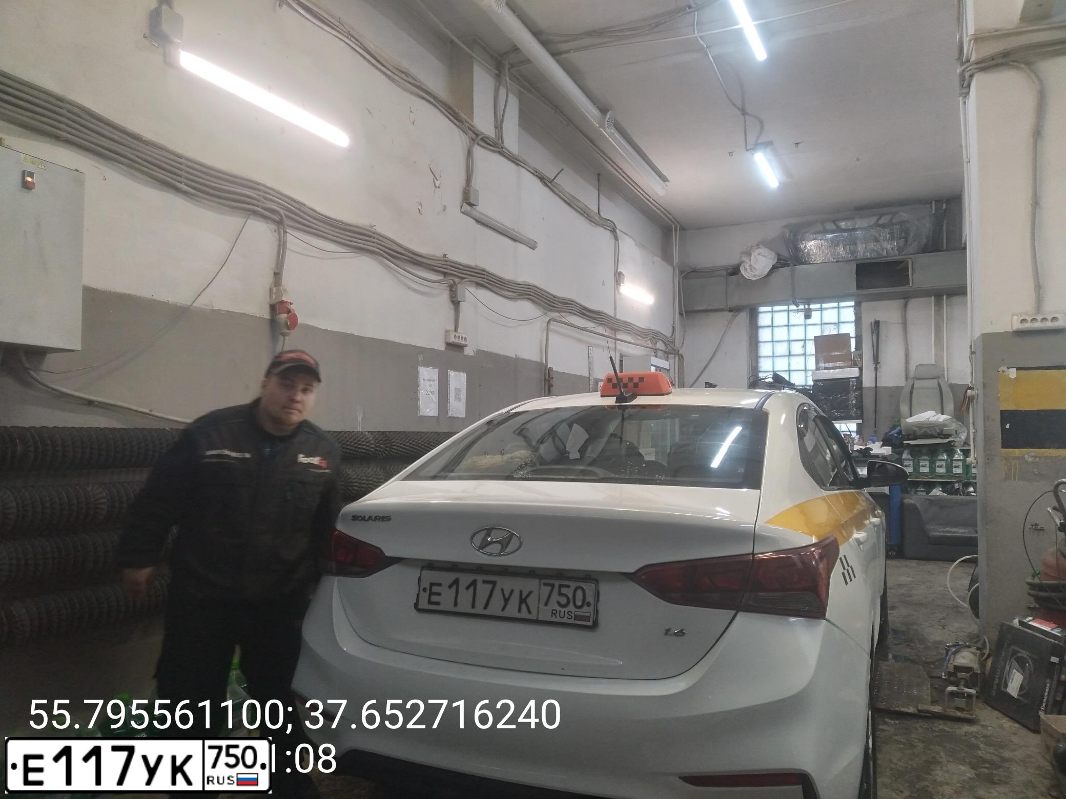 Фото автомобиля HYUNDAI SOLARIS, 2018 — госномер Е117УК750. Цвет: БЕЛЫЙ-ЖЕЛТЫЙ-СЕРЫЙ