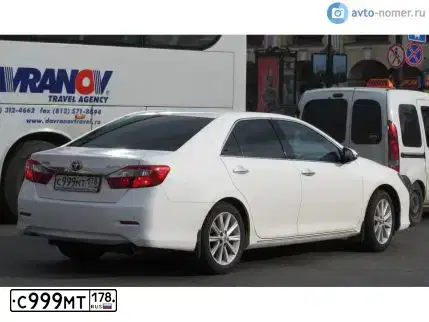 Фото автомобиля TOYOTA CAMRY, 2013 — госномер Е684ХТ198. Цвет: Белый
