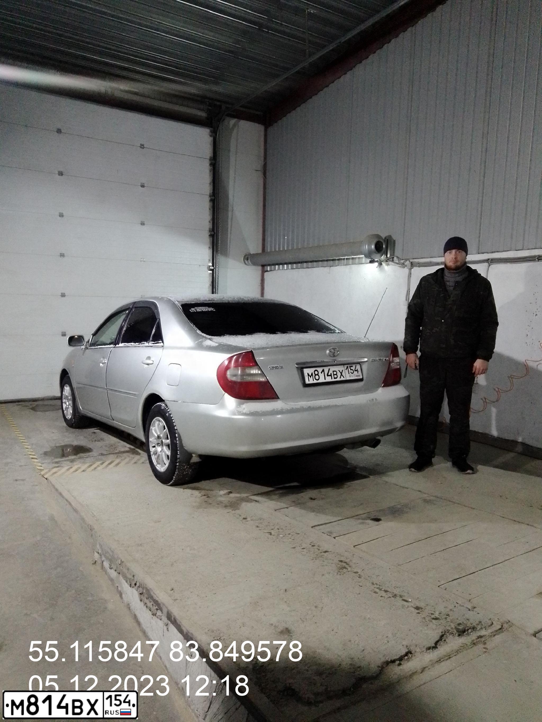 Фото автомобиля TOYOTA CAMRY, 2004 — госномер М814ВХ154. Цвет: СЕРЕБРИСТЫЙ