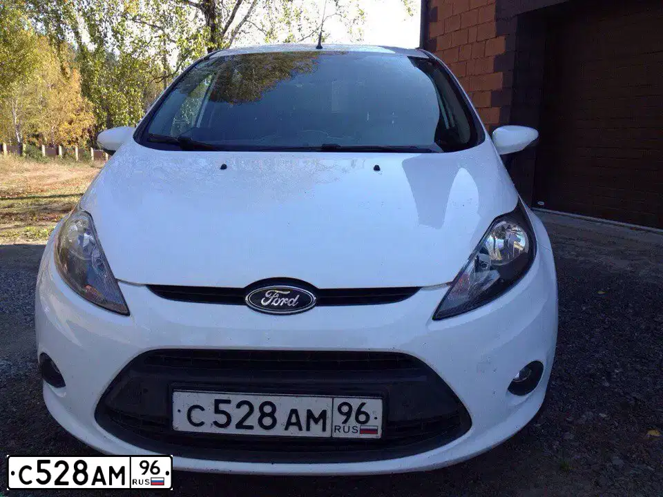 Фото автомобиля FORD FIESTA / ASPIRE, 2011 — госномер К641ТН702. Цвет: Белый