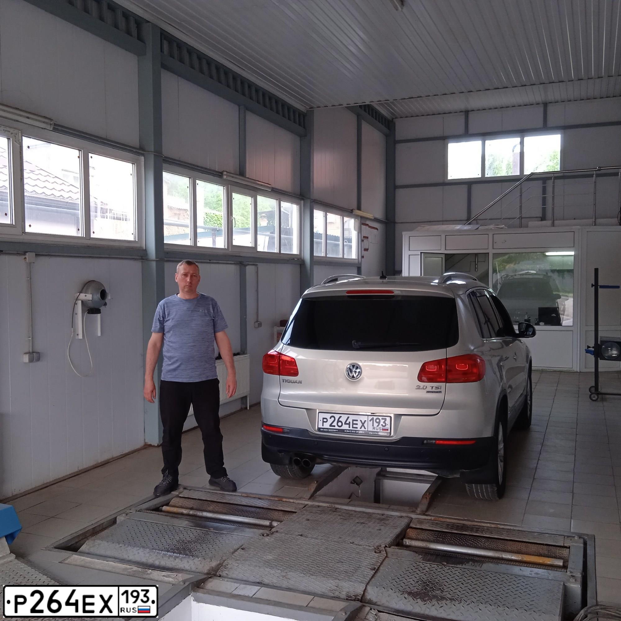 Фото автомобиля VOLKSWAGEN TIGUAN, 2013 — госномер Р736ЕО159. Цвет: СЕРЕБРИСТО-ЖЕЛТЫЙ