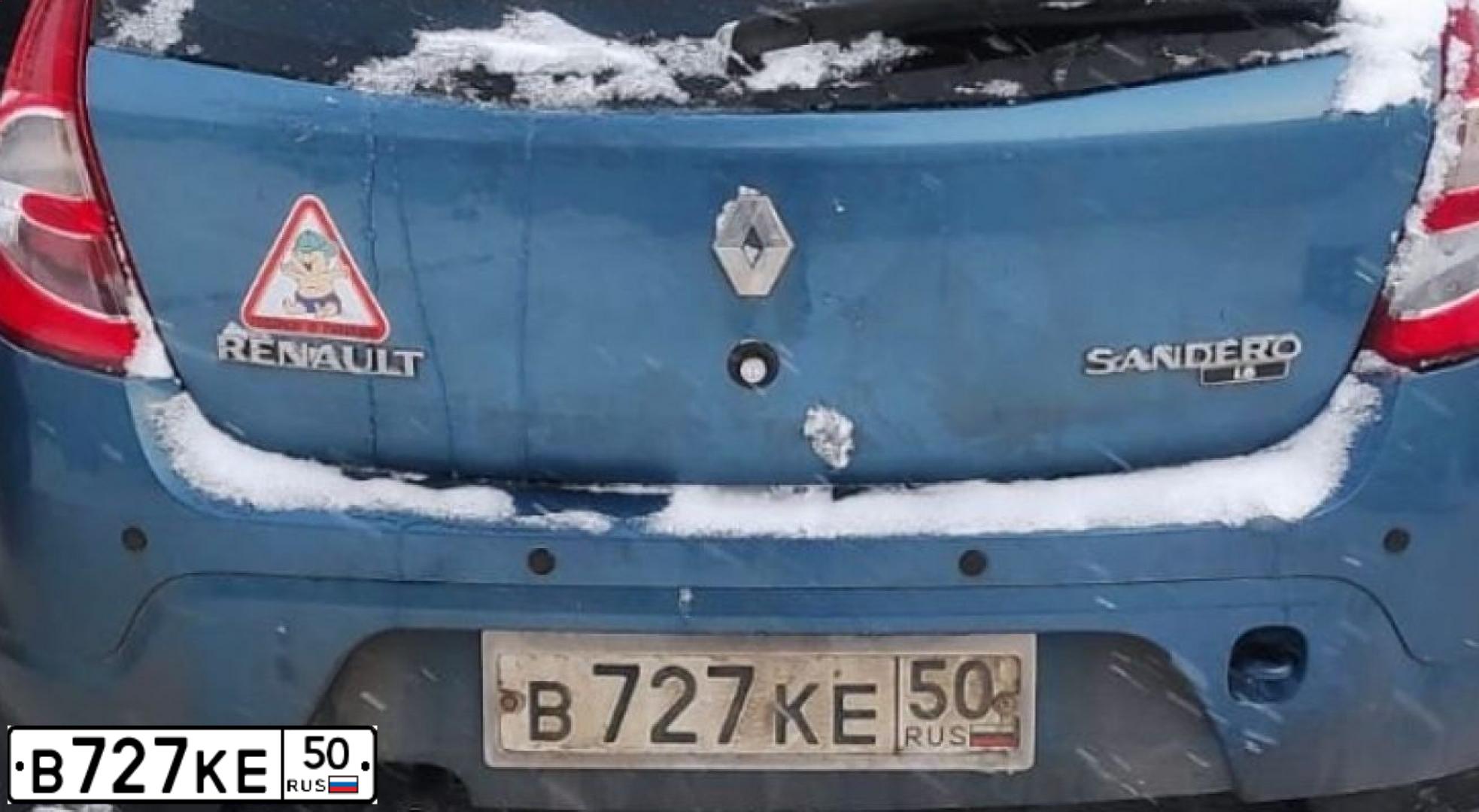 Фото автомобиля RENAULT SANDERO, 2013 — госномер В727КЕ50. Цвет: СИНИЙ