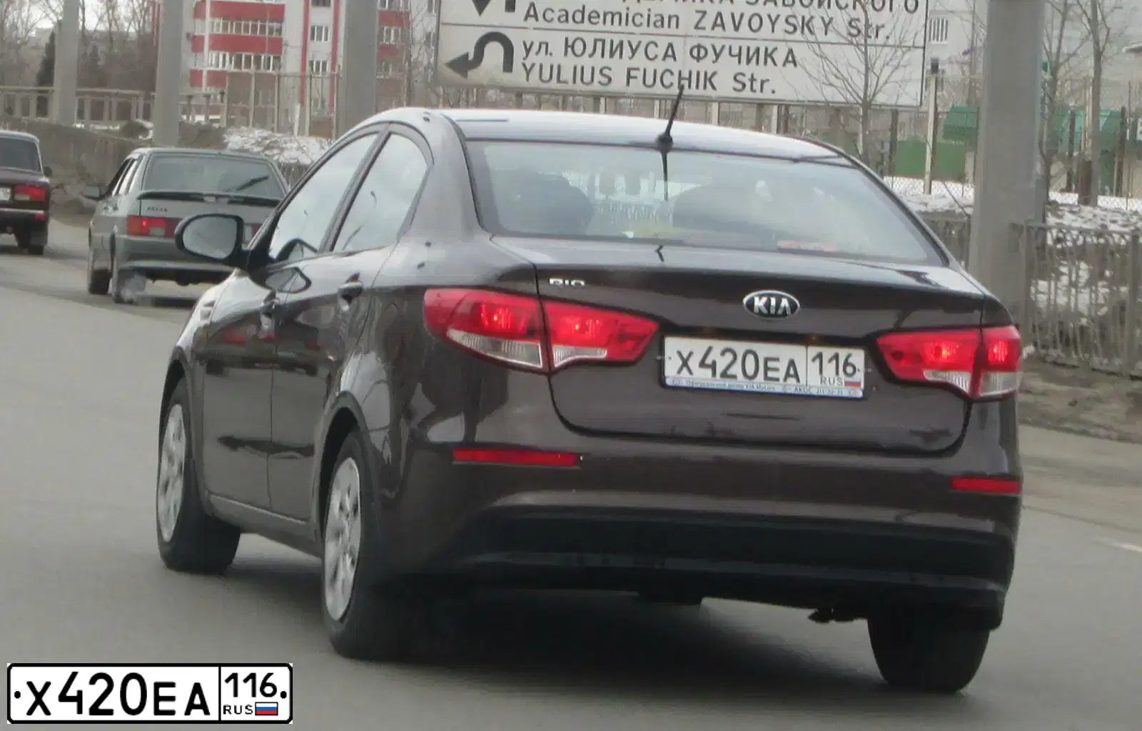 Фото автомобиля KIA RIO, 2015 — госномер Х420ЕА116. Цвет: Коричневый