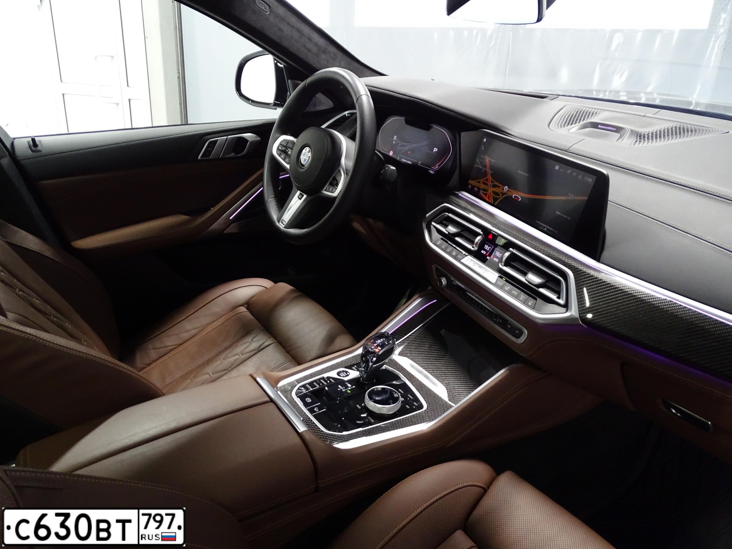 Фото автомобиля BMW X6 M50D, 2021 — госномер С747ХХ799. Цвет: ЧЕРНЫЙ