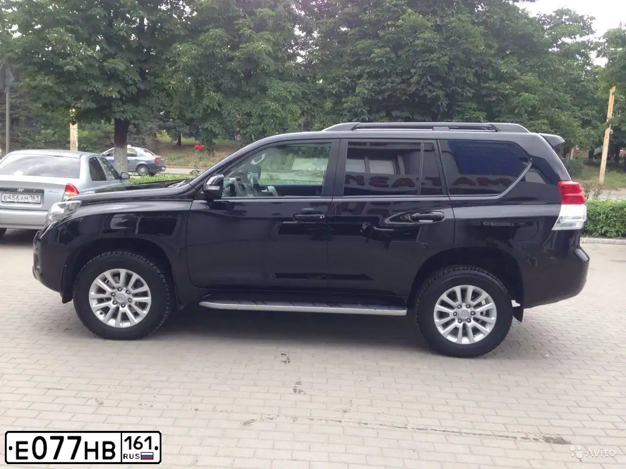Фото автомобиля TOYOTA LANDCRUISER, 2010 — госномер Е077НВ161. Цвет: ЧЕРНЫЙ