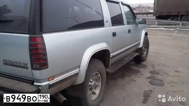 Фото автомобиля CHEVROLET SUBURBAN, 1996 — госномер В949ВО190. Цвет: СЕРЫЙ