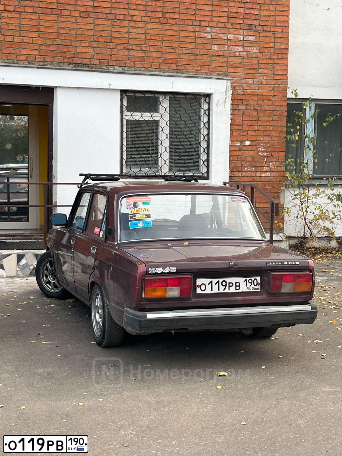 Фото автомобиля LADA 2105 LADA, 2005 — госномер О119РВ190. Цвет: Красный