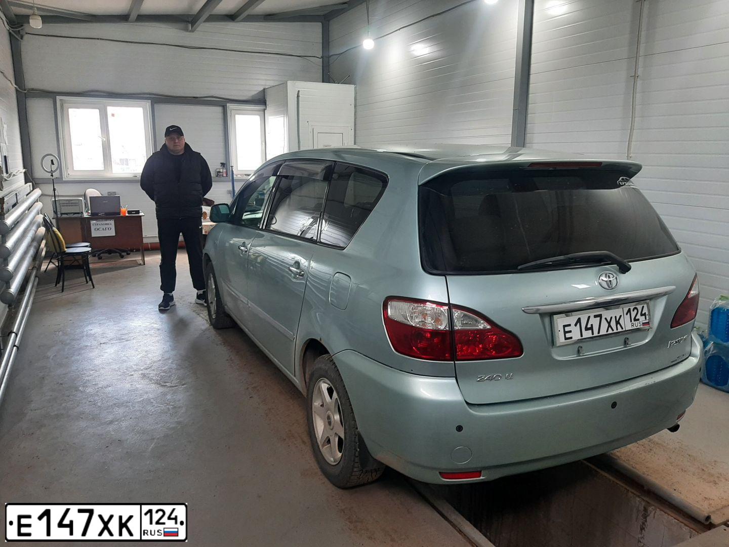 Фото автомобиля TOYOTA IPSUM, 2002 — госномер Е147ХК124