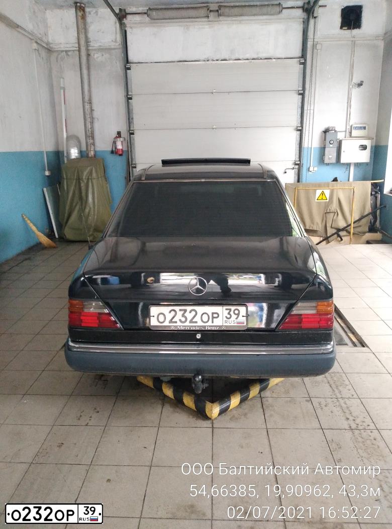 Фото автомобиля MERCEDES E-KLASSE, 1992 — госномер О232ОР39. Цвет: ЧЕРНЫЙ
