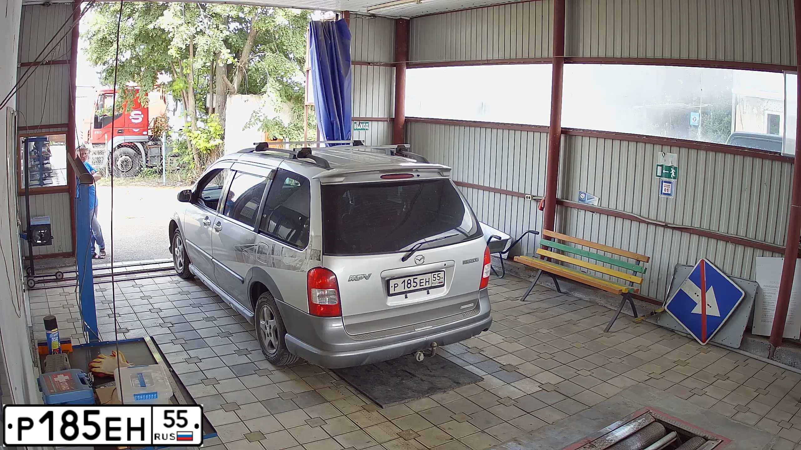 Фото автомобиля MAZDA MPV, 2001 — госномер Р185ЕН55
