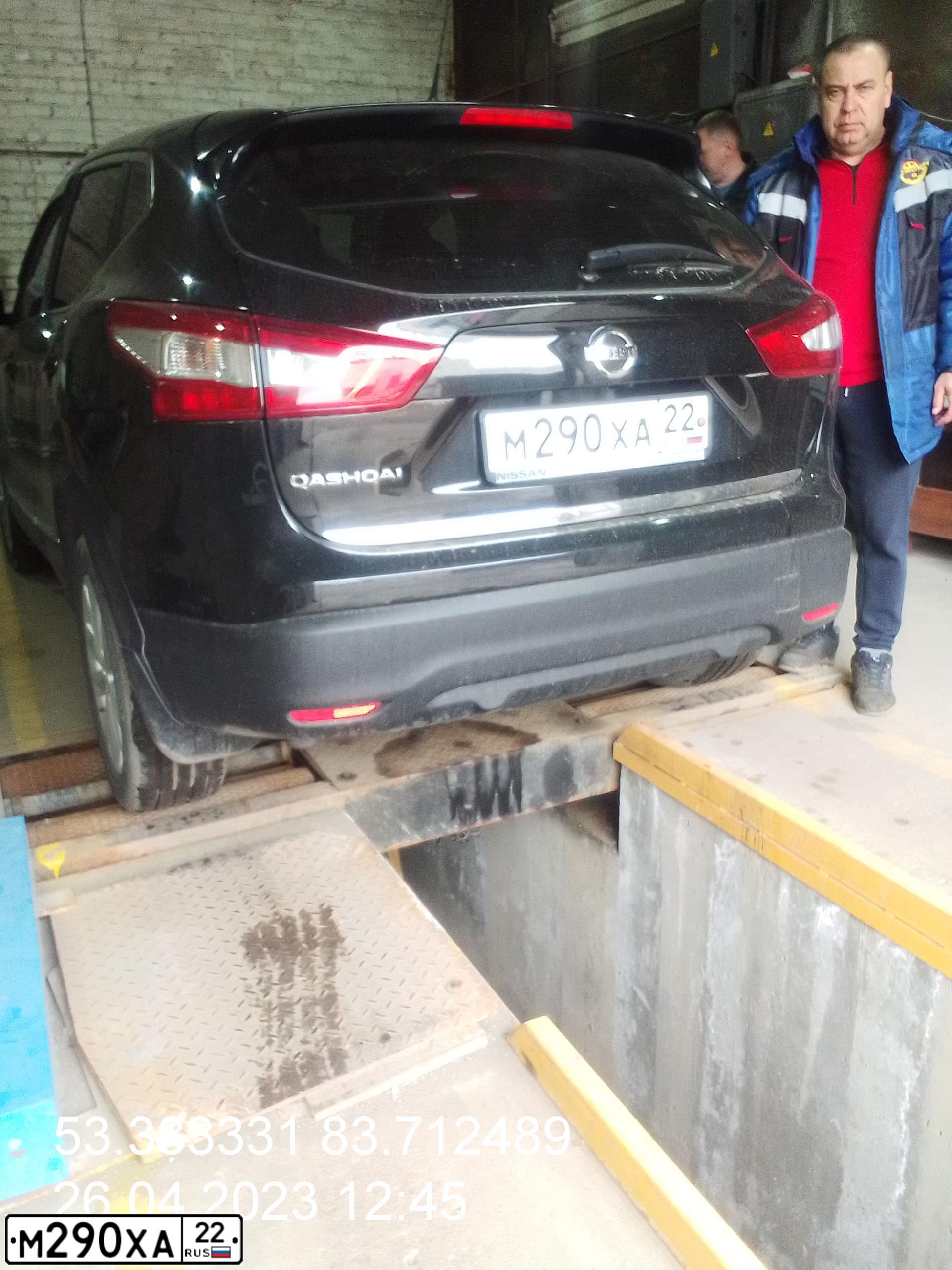 Фото автомобиля NISSAN QASHQAI, 2016 — госномер М290ХА22. Цвет: ЧЕРНЫЙ