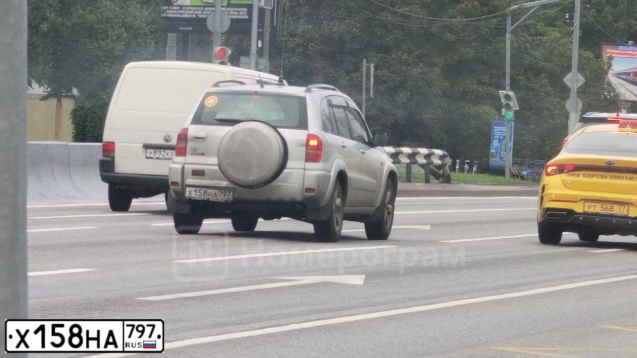 Фото автомобиля TOYOTA RAV4, 2003 — госномер Х158НА797. Цвет: СЕРЫЙ