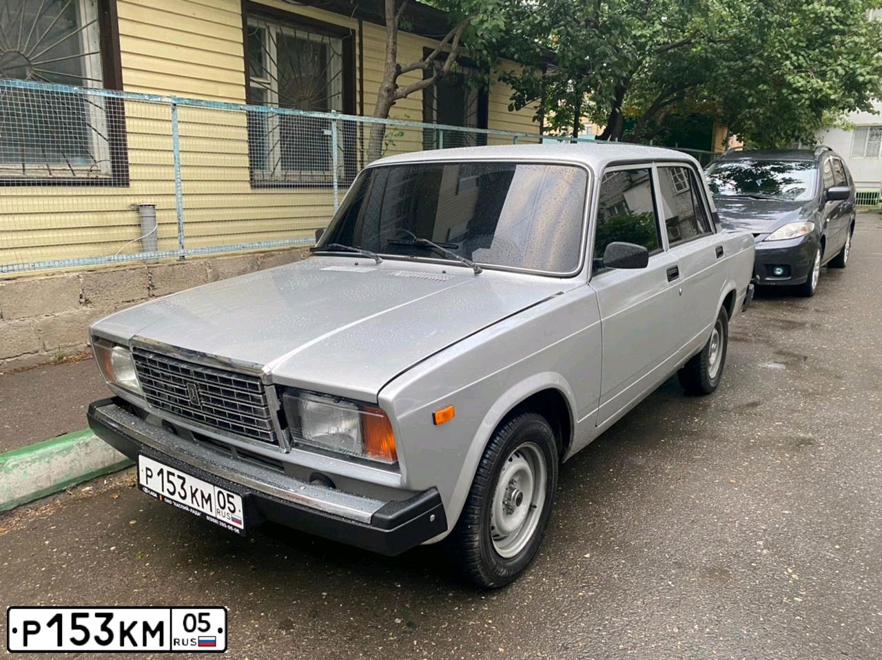 Фото автомобиля LADA 2107 LADA, 2011 — госномер Р153КМ05. Цвет: СВЕТЛО-СЕРЕБРИСТЫЙ МЕТАЛЛ