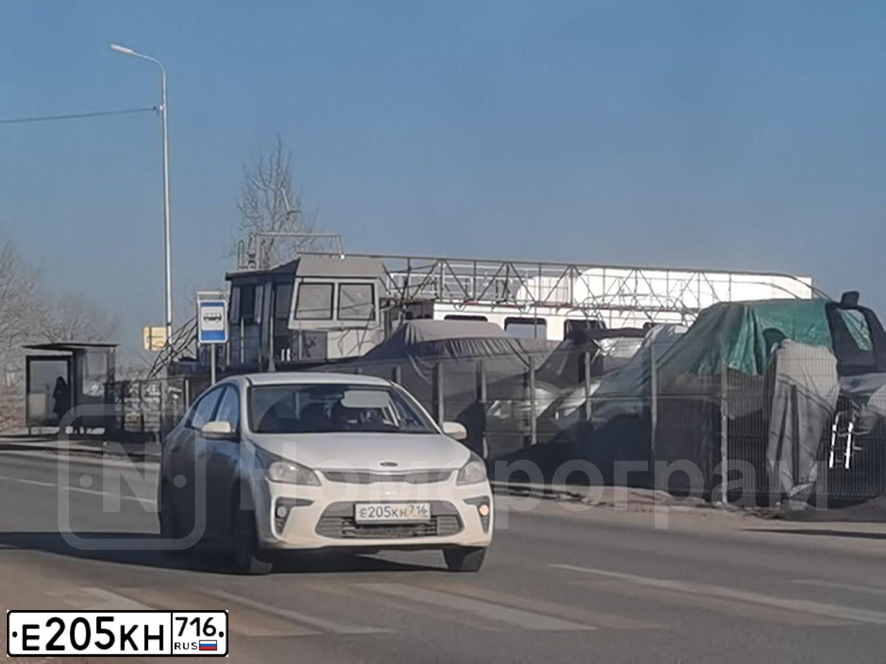 Фото автомобиля KIA RIO, 2019 — госномер М841СЕ126. Цвет: Белый