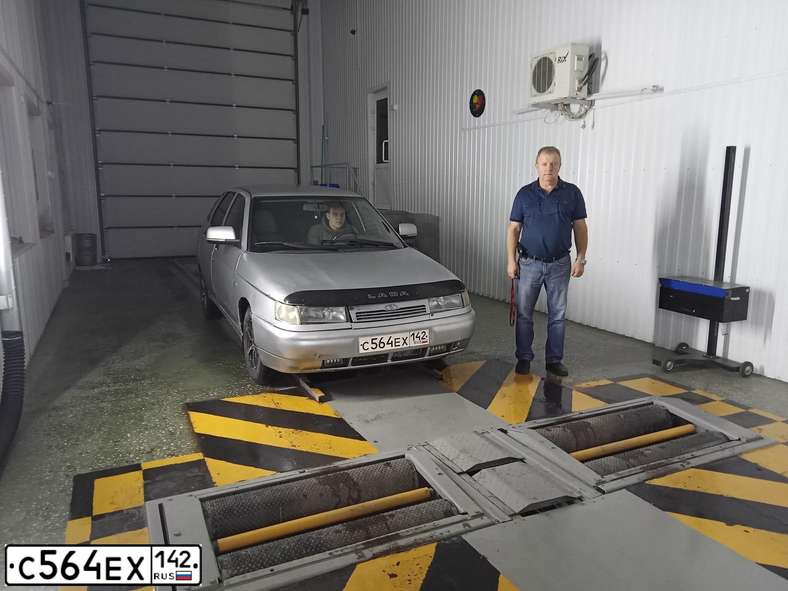 Фото автомобиля LADA 2112 LADA, 2003 — госномер Е202ОЕ142. Цвет: СЕРЫЙ ЧЕРНЫЙ