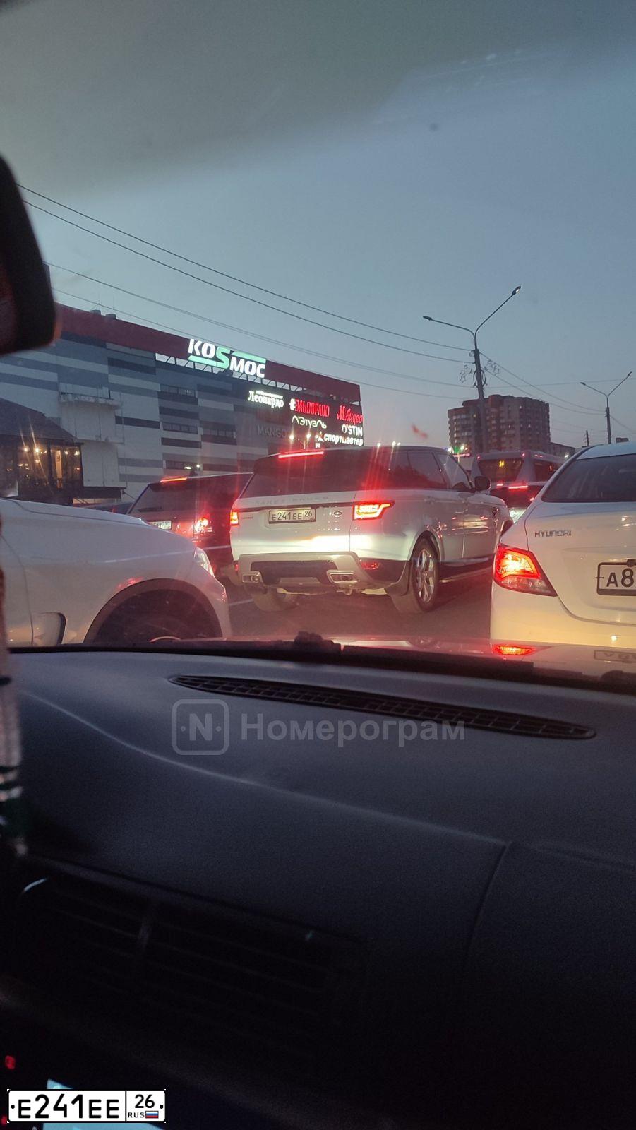 Фото автомобиля LAND ROVER RANGE ROVER, 2021 — госномер Е241ЕЕ26. Цвет: Белый