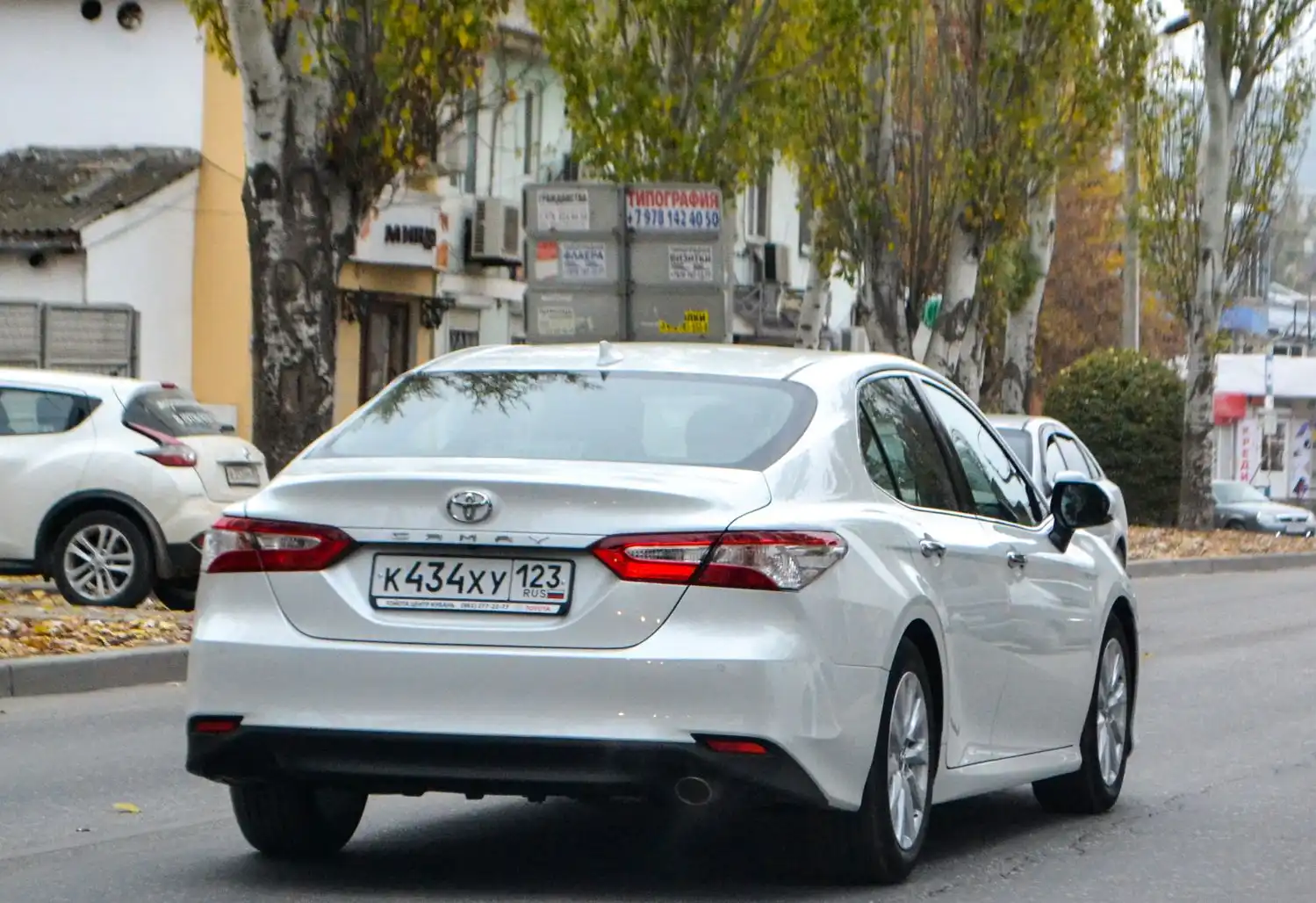 Фото автомобиля TOYOTA CAMRY, 2019 — госномер М404ХМ82. Цвет: Белый